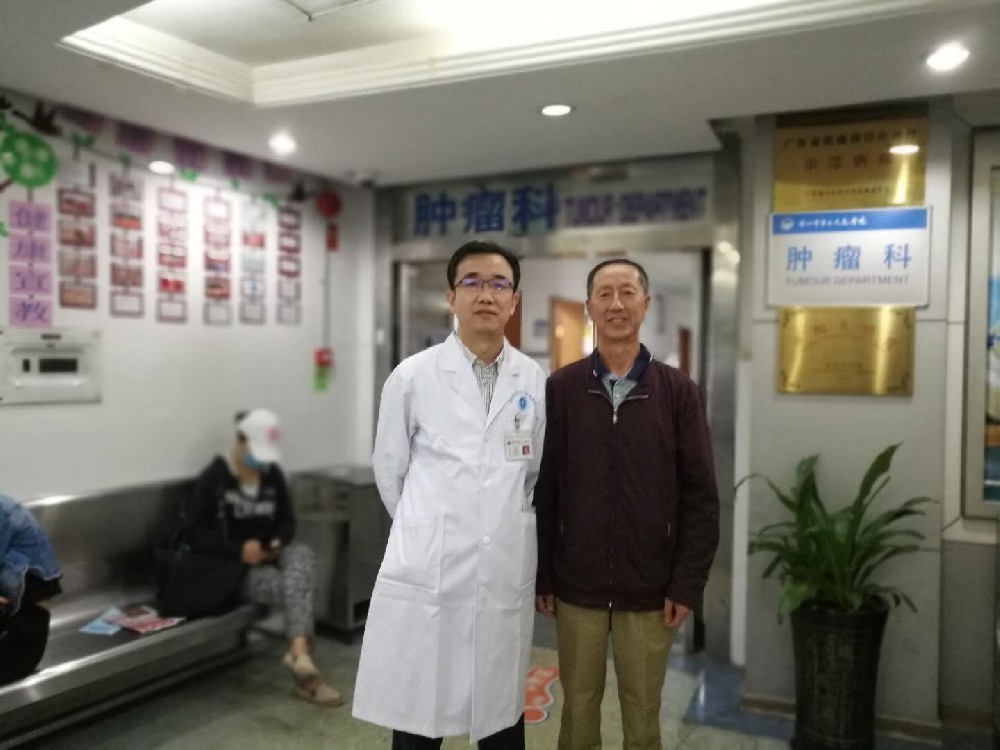 楊萬(wàn)彬幾十年來(lái)利用業(yè)余時(shí)間攻讀中醫(yī)理論，上山認(rèn)藥、采藥、制藥，學(xué)以致用